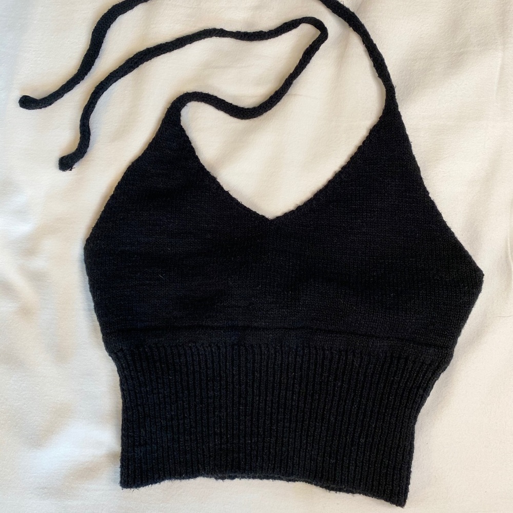 KNIT V NECK SLEEVELESS RIBBED CROP TOP